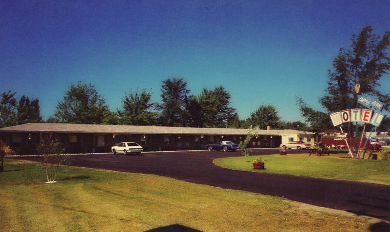 Diesels Motel (Cappys Motel) - Old Postcard (newer photo)